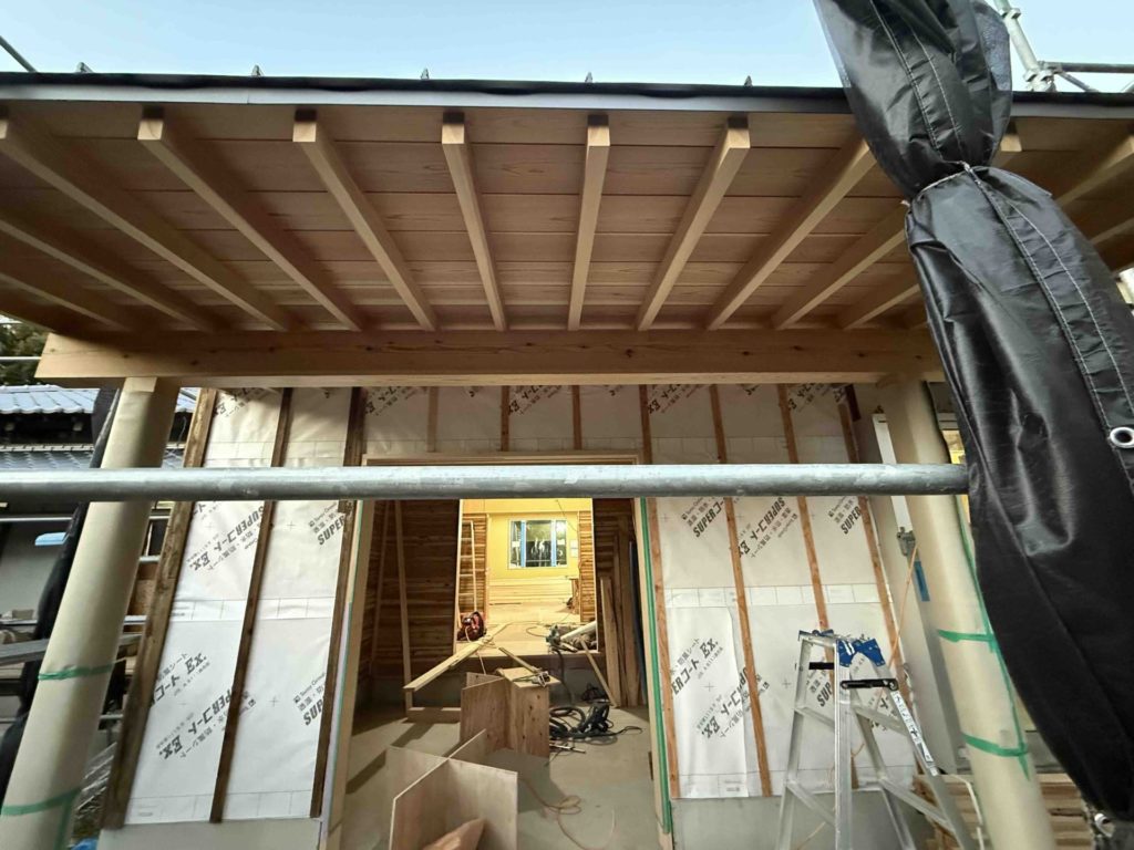 今日は埼玉県川口市にて進行中のSさんの家にて、左官の小沼充さんとの打ち合わせを行った