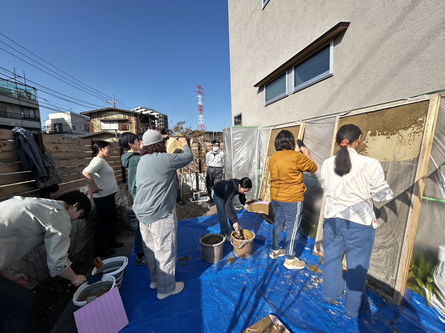 今日は、モデルハウスにて土壁のセミナーを開催した。Today, we held a seminar on earthen walls at the model house.